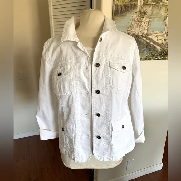 Women's White denim  Button-Up Jacket like new condition. It’s a generous small - Picture 2 of 8